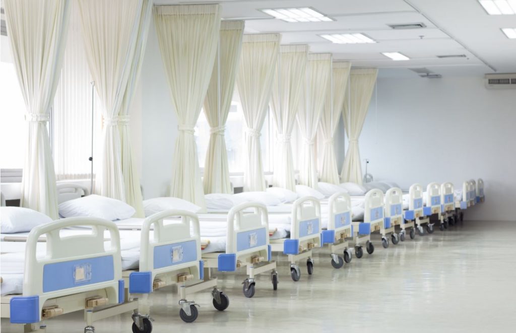 camas alineadas en un hospital
